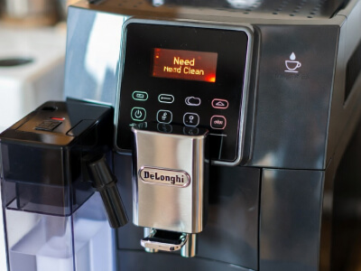 Кофемашина DeLonghi Magnifica требует очистки от накипи